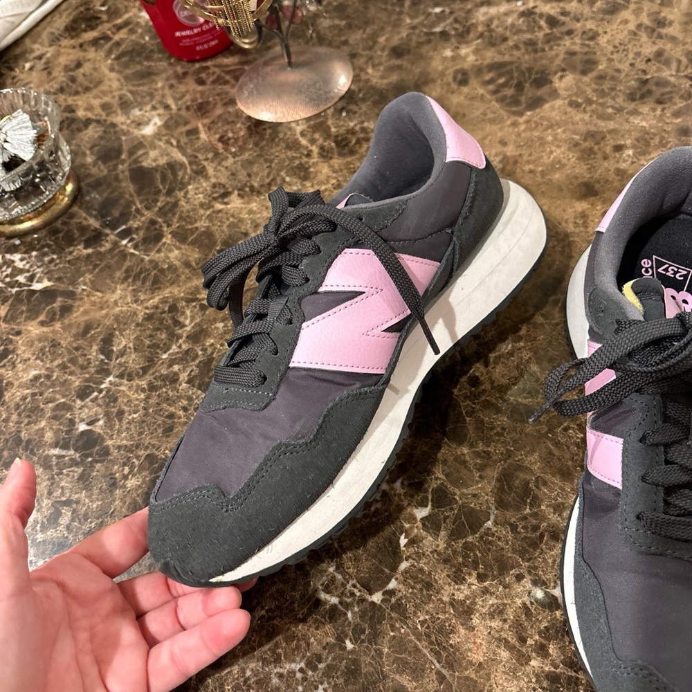 New Balance Women's 237 V1 Classic Size 9 Grey & Pink WS237YA